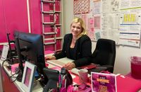 Sandra Klüser-Hanné, Leiterin der Rita-Süssmuth-Realschule in Neuss, hat ihr Büro ganz in Pink eingerichtet. FOTOS: JUS - Rheinische Post